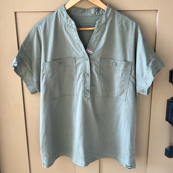 Mediclo XL Women’s TENCEL™ Fiji‎ ‎ Banded Collar Scrub Top in Sage - Picture 3 of 11